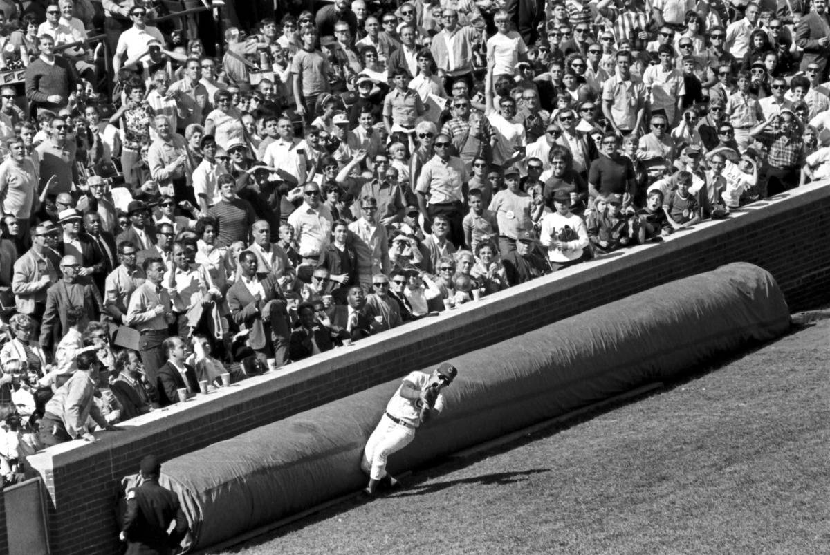 Chicago_Cubs_baseball_player_Ron_Santo_catching_a_foul_ball_at_Wrigley_Field