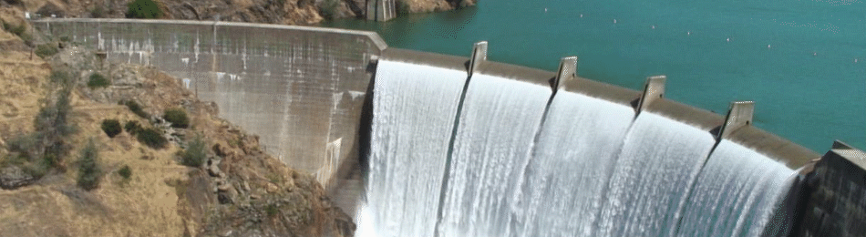 Вода падает гидроэлектростанции. ГЭС на Ниагарском водопаде. Прорыв плотины ГЭС. Вода падает с плотины. Энергия воды.