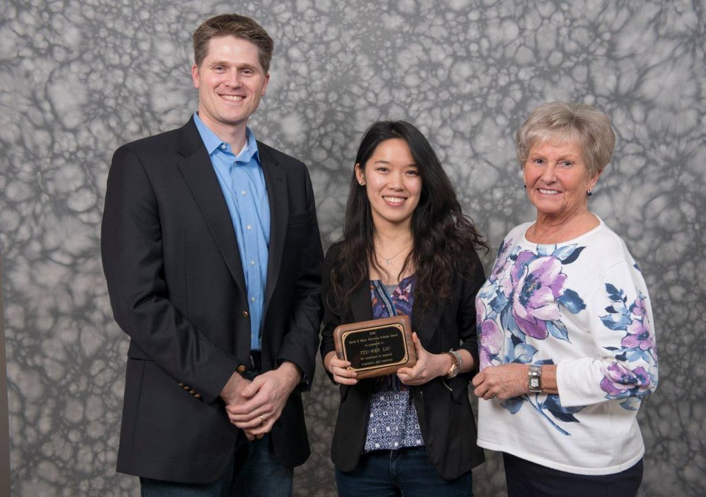 Tzu-Wen L. Cross receives the David H. Baker Nutrition Scholar Award at the 2016 DNS Endowed Awards Ceremony