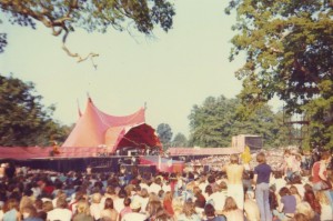 Knebworth_Fair_1976_-_The_Rolling_Stones_-_Geograph-3536179-by-Richard-Humphrey